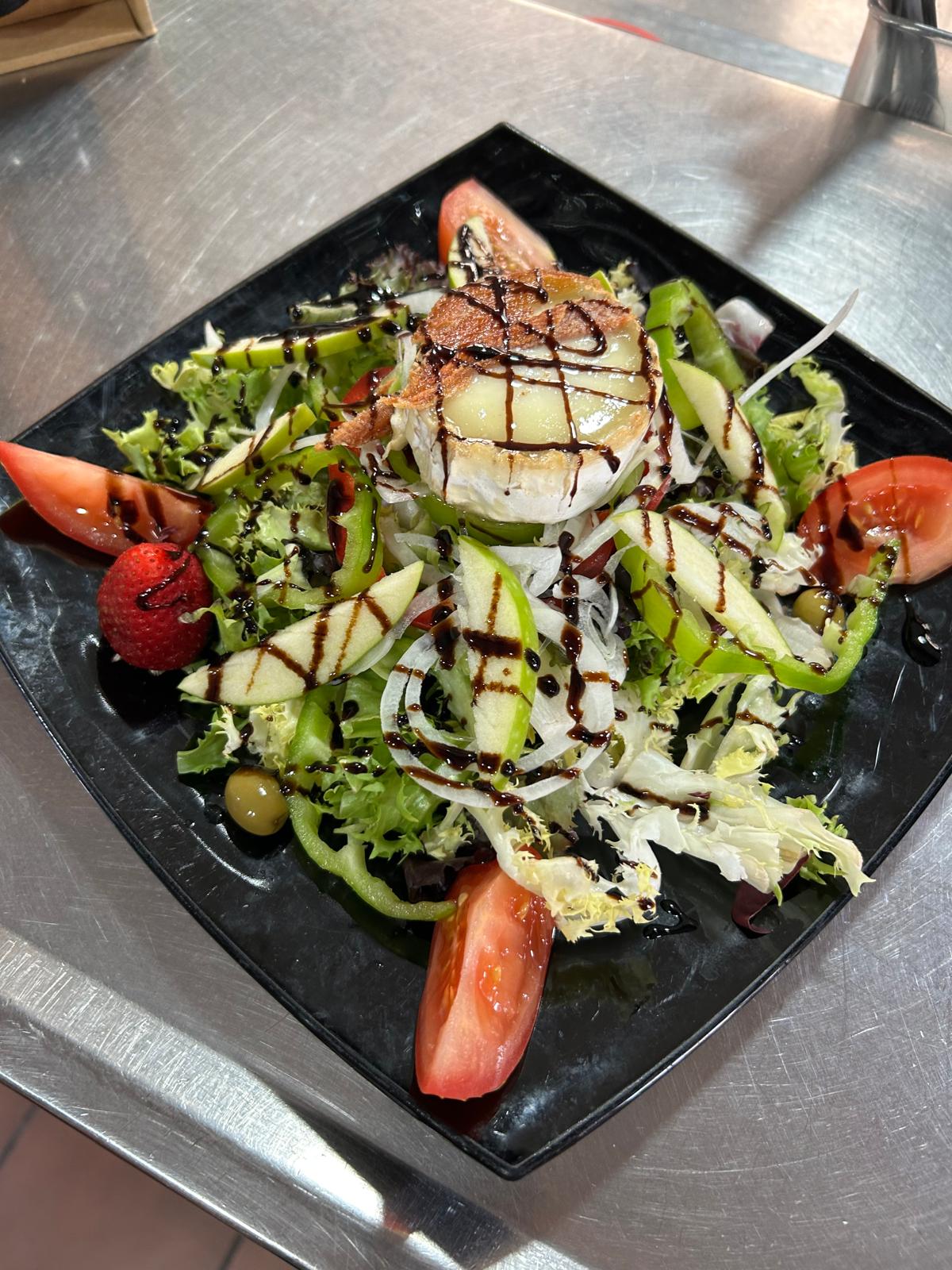 Ensalada de queso de cabra con balsámico